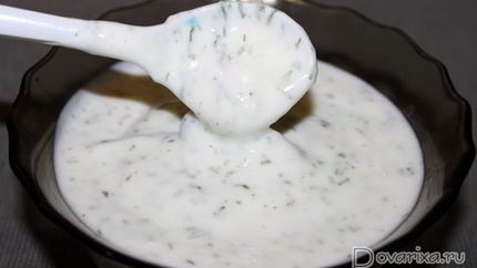Соус из йогурта с чесноком для мяса и рыбы