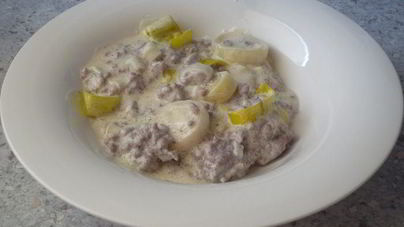 Соус из рубленого мяса, белого вина и сливочного сыра