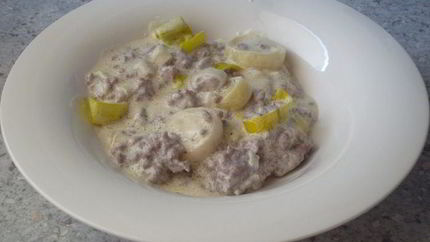 Соус из рубленого мяса, белого вина и сливочного сыра