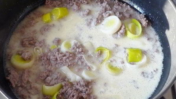 соус из рубленого мяса, белого вина и сливочного сыра