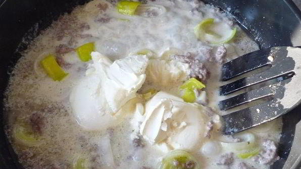 соус из рубленого мяса, белого вина и сливочного сыра