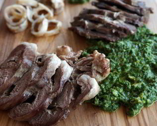 Свежий соус из зелени к мясу