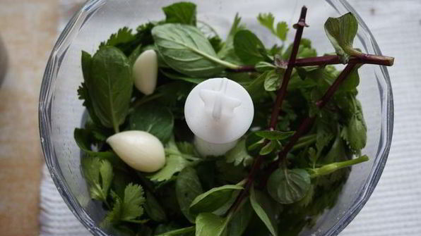 свежий соус из зелени к мясу