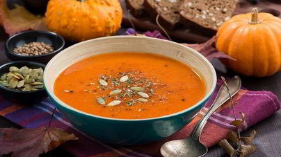 Ароматный тыквенный суп с чечевицей и кориандром