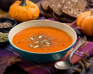 Ароматный тыквенный суп с чечевицей и кориандром