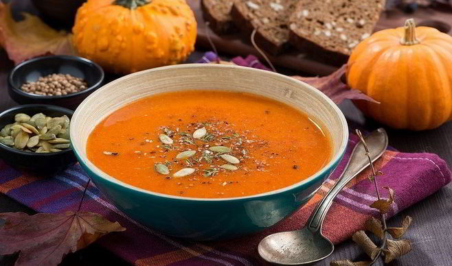 Ароматный тыквенный суп с чечевицей и кориандром