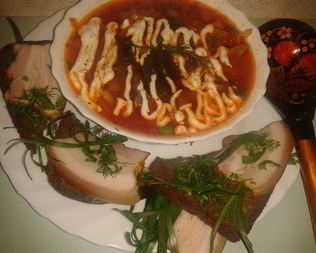 Борщ с бутербродами из сала