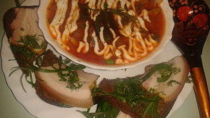 Борщ с бутербродами из сала