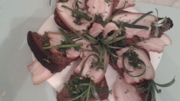 борщ с бутербродами из сала