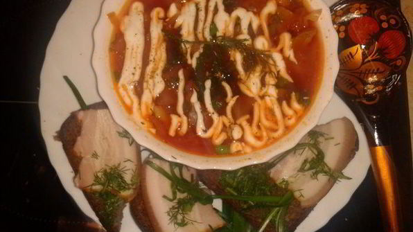 борщ с бутербродами из сала