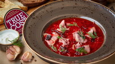 Борщ с копченой уткой и черносливом