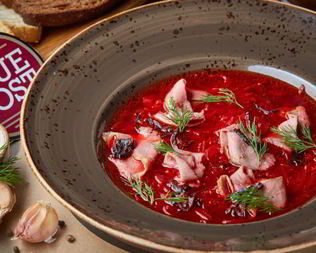 Борщ с копченой уткой и черносливом