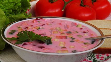 Холодный борщ из маринованной свеклы с колбасой