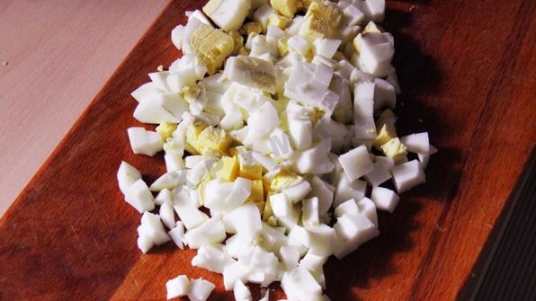 холодный борщ из маринованной свеклы с колбасой