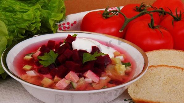 холодный борщ из маринованной свеклы с колбасой