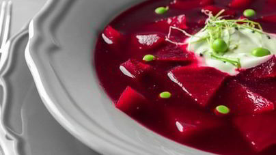 Холодный борщ с зеленым горошком