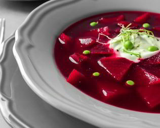 Холодный борщ с зеленым горошком