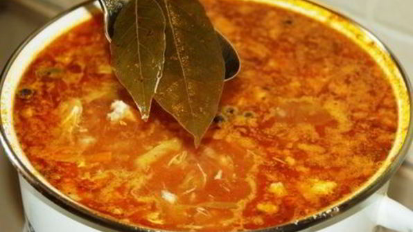 летний борщ без свеклы с помидорами