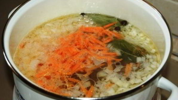 летний борщ без свеклы с помидорами