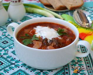 Постный борщ с фасолью и толстолобиком в томате