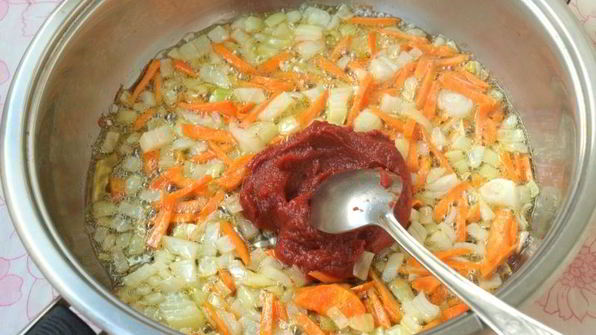 постный борщ с фасолью и толстолобиком в томате