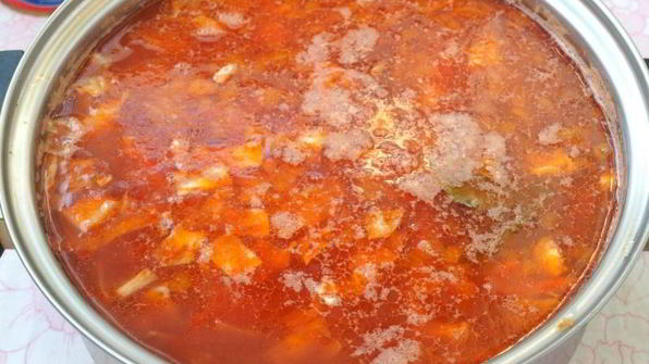 постный борщ с фасолью и толстолобиком в томате