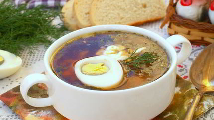 Зеленый борщ со свеклой и зеленым горошком