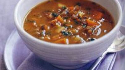 Чечевичный суп с беконом и брюквой