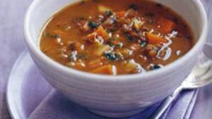 Чечевичный суп с беконом и брюквой