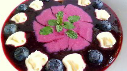 Черничный супчик с ягодами, мятой и взбитыми сливками