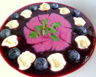 Черничный супчик с ягодами, мятой и взбитыми сливками