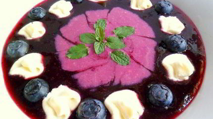 Черничный супчик с ягодами, мятой и взбитыми сливками