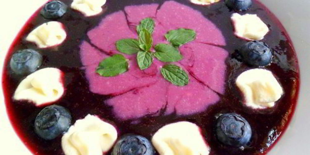 Рецепт черничный супчик с ягодами, мятой и взбитыми сливками