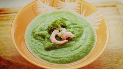 Крем-суп из брокколи со шпинатом и креветками