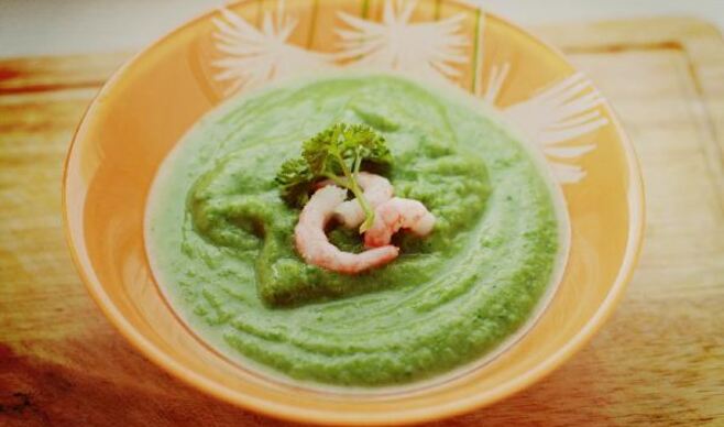 Крем-суп из брокколи со шпинатом и креветками