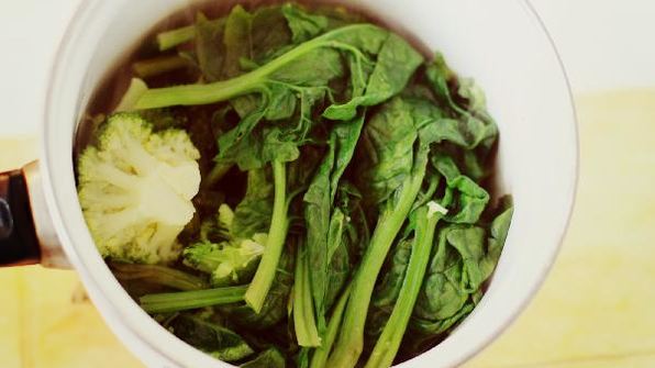 крем-суп из брокколи со шпинатом и креветками