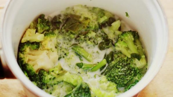 крем-суп из брокколи со шпинатом и креветками