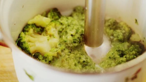 крем-суп из брокколи со шпинатом и креветками