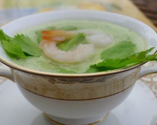 Крем-суп из сельдерея, базилика, молодого горошка с креветками