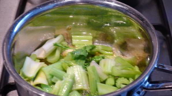 крем-суп из сельдерея, базилика, молодого горошка с креветками