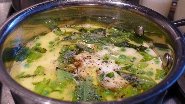 крем-суп из сельдерея, базилика, молодого горошка с креветками