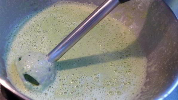 крем-суп из сельдерея, базилика, молодого горошка с креветками