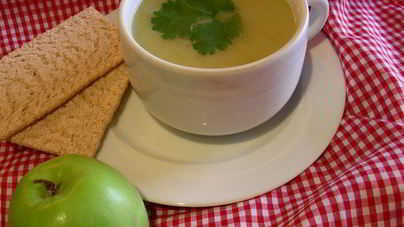 Крем-суп с цикорием, зеленым яблоком и карри
