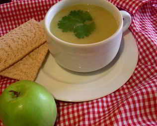 Крем-суп с цикорием, зеленым яблоком и карри