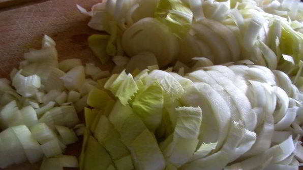 крем-суп с цикорием, зеленым яблоком и карри