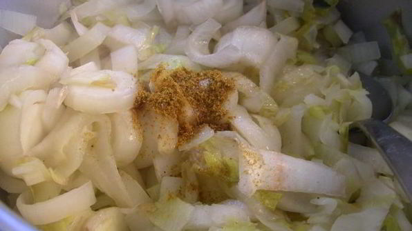 крем-суп с цикорием, зеленым яблоком и карри