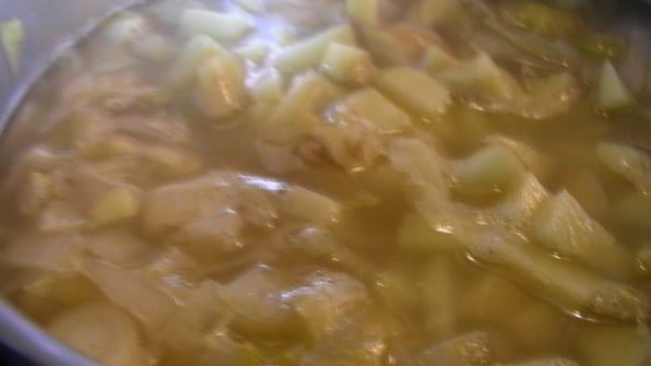 крем-суп с цикорием, зеленым яблоком и карри