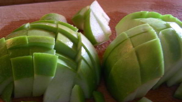 крем-суп с цикорием, зеленым яблоком и карри