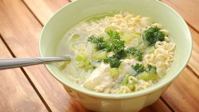 Куриный суп с лапшой роллтон