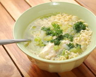 Куриный суп с лапшой роллтон